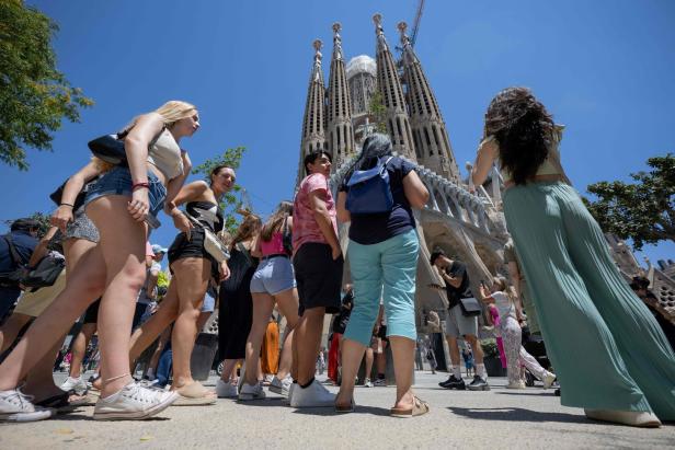Eine Gruppe von Touristen vor der Sagrada Familia in Barcelona.