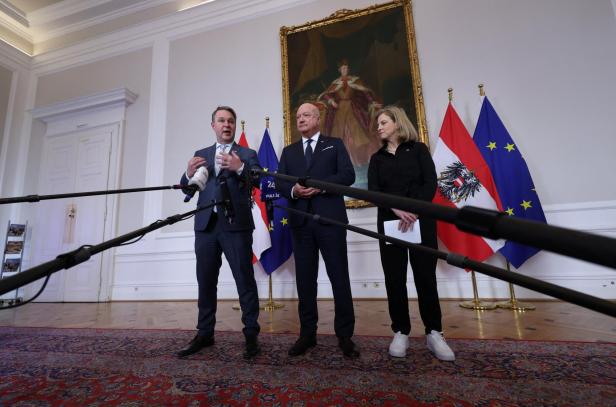 Bundeskanzler Stocker, Vizekanzler Babler und Außenministerin Meinl-Reisinger sprechen vor einer Kabinettssitzung in Wien mit den Medien.