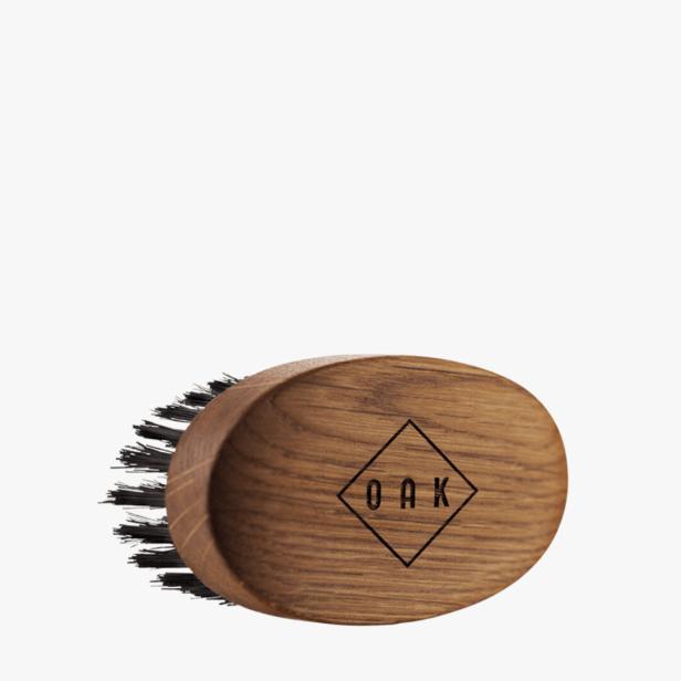 Eine Bartbürste aus Holz mit dem Aufdruck „OAK“.