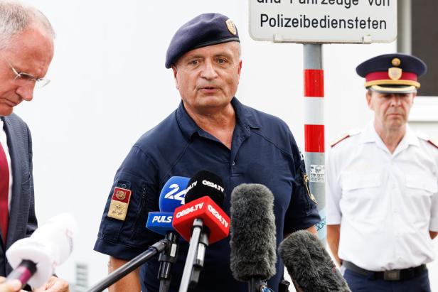 PG "SICHERHEITSKONZEPT FREQUENCY 2024": BÄUCHLER Ein Mann in Polizeiuniform spricht in mehrere Mikrofone.