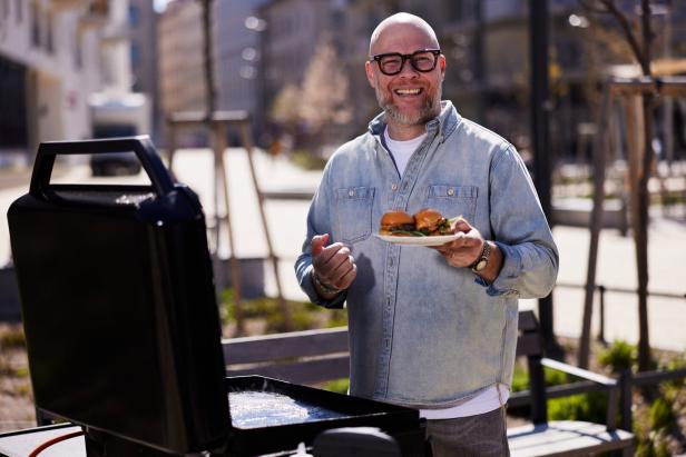 Daniel Ipser beim Weber Frühlingsfest Heißer Kampf um jeden Kunden: Welche Neuerungen Grillmarken jetzt auffahren
