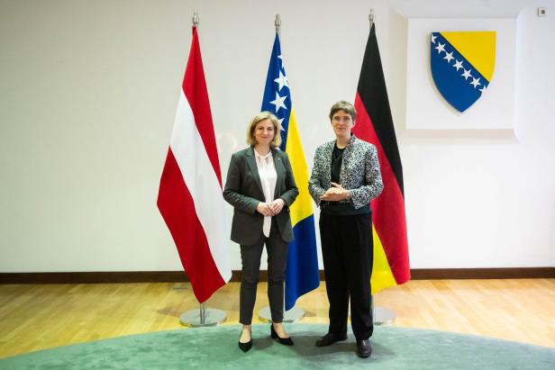 Außenministerin Beate Meinl-Reisinger und die deutsche Staatssekretärin Ann Lührmann in Sarajewo Milorad Dodik: Der Haftbefehl, den sich niemand auszuführen traut