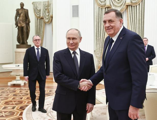 Trotz Haftbefehl: Dodik besuchte seinen Freund Putin Milorad Dodik: Der Haftbefehl, den sich niemand auszuführen traut