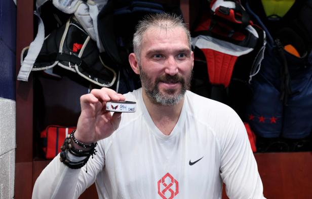 HKN-SPO-CHICAGO-BLACKHAWKS-V-WASHINGTON-CAPITALS "Meilenstein": Owetschkin egalisiert mit 894 Toren NHL-Torrekord von Gretzky