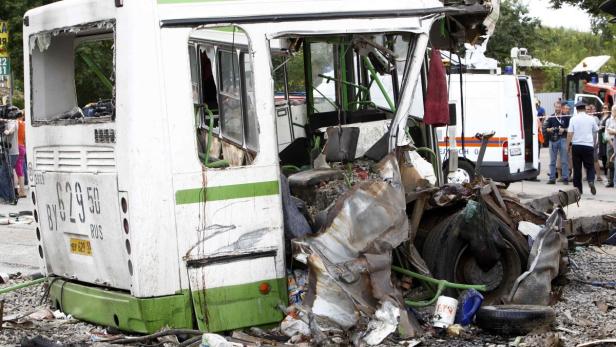 Ein zerstörter Bus mit russischem Kennzeichen nach einem mutmaßlichen Anschlag.