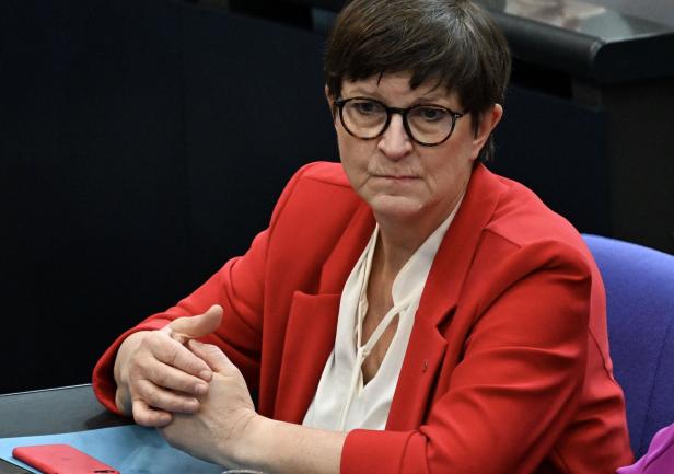 GERMANY-POLITICS-PARLIAMENT AfD legt in Umfragen zu und holt Union ein