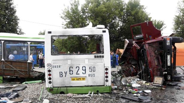 Ein schwerer Verkehrsunfall mit einem Bus und einem Lastwagen in Russland.