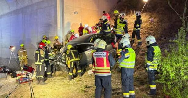 Ein Auto ist verunglückt und wird von Rettungskräften aus Rurtlsoch-Theresienfeld untersucht.