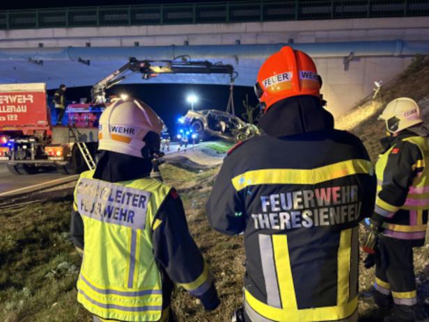 Pkw rammte in NÖ Brückenportal aus Beton: Zwei Schwerverletzte