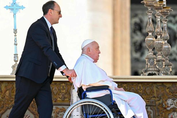VATICAN-RELIGION-POPE-ANGELUS "Schönen Sonntag": Unerwarteter Papst-Auftritt nach Spitalsaufenthalt