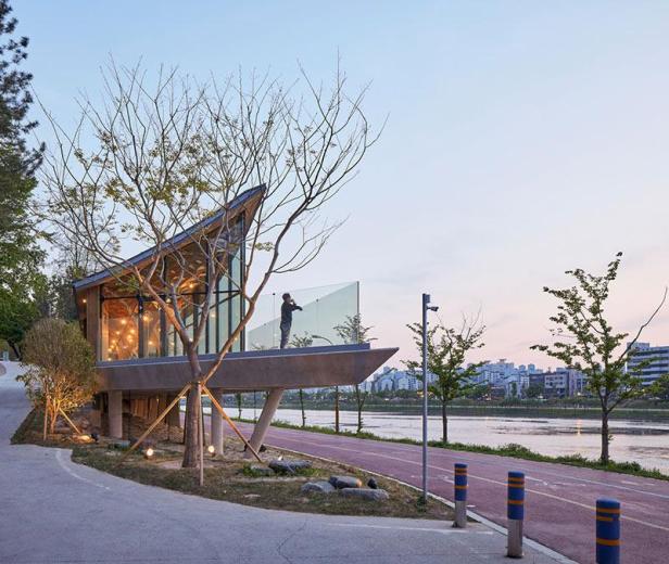 06-Pavilion-of-Floating-Lights-JK-AR