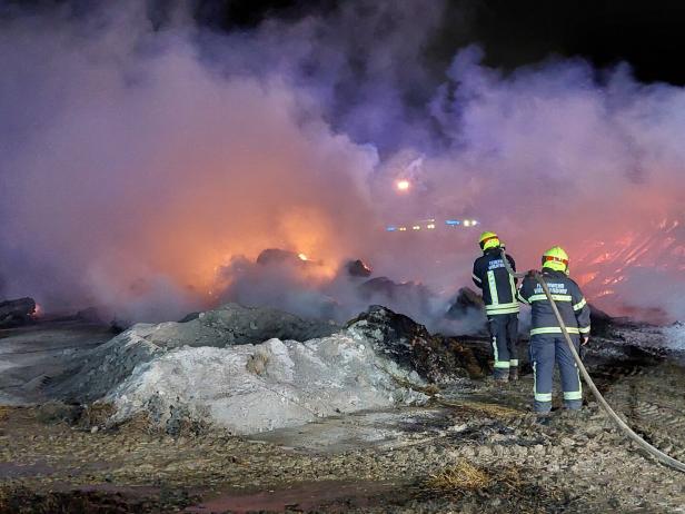 NÖ: Brandinferno auf Lagerplatz forderte 14 Feuerwehren