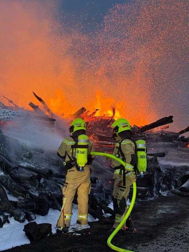 NÖ: Brandinferno auf Lagerplatz forderte 14 Feuerwehren