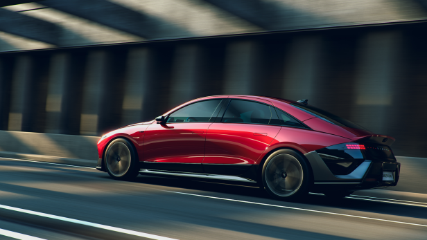 Ioniq 6: Schmale Scheinwerfer und ein Spoiler weniger
