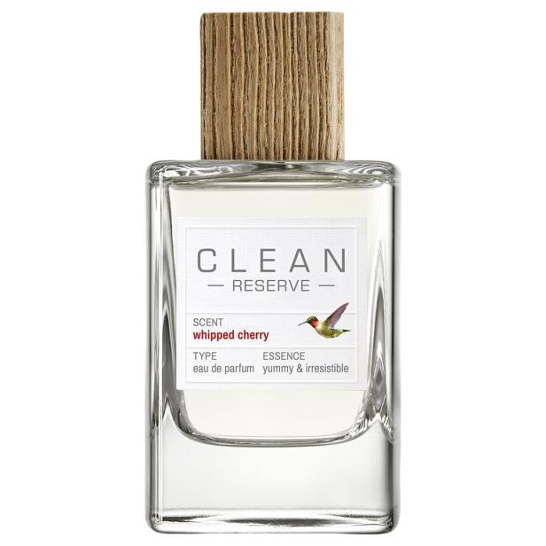 Ein Flakon des Parfüms „Clean Reserve Whipped Cherry“ mit einem Holzdeckel.