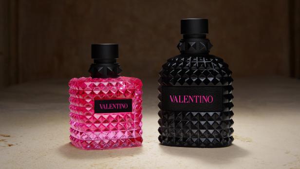Zwei Flakons des Valentino Parfums, einer pink, der andere schwarz, stehen nebeneinander.