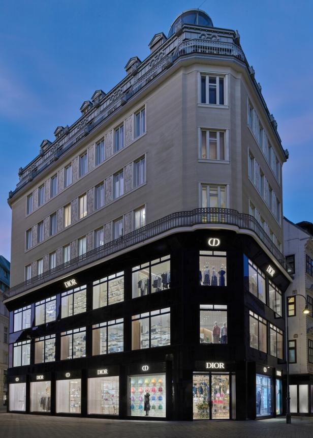 Das Dior-Geschäftshaus in einer Stadt bei Dämmerung.