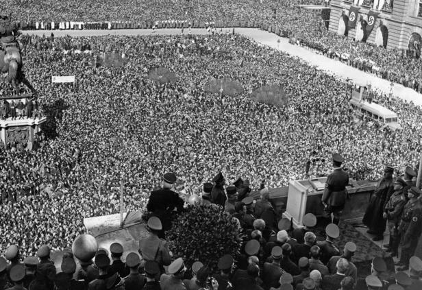 Adolf Hitler verkündet auf dem Heldenplatz in Wien den „Anschluss“ Österreichs an das Deutsche Reich. 200000 Menschen jubeln ihm zu.