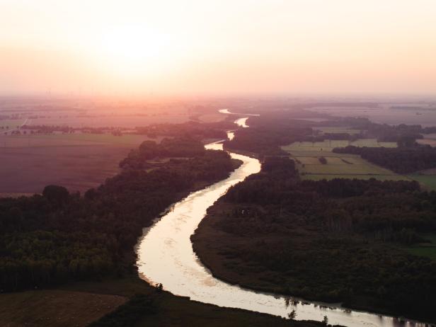 Ein Fluss im Abendlicht, von oben.