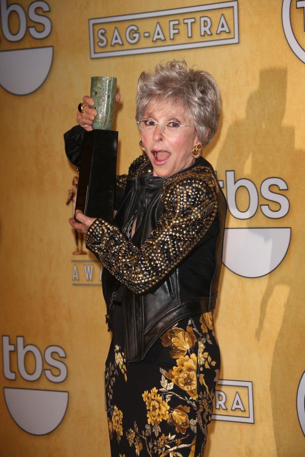 Rita Moreno hält bei den Screen Actors Guild Awards eine Trophäe hoch.