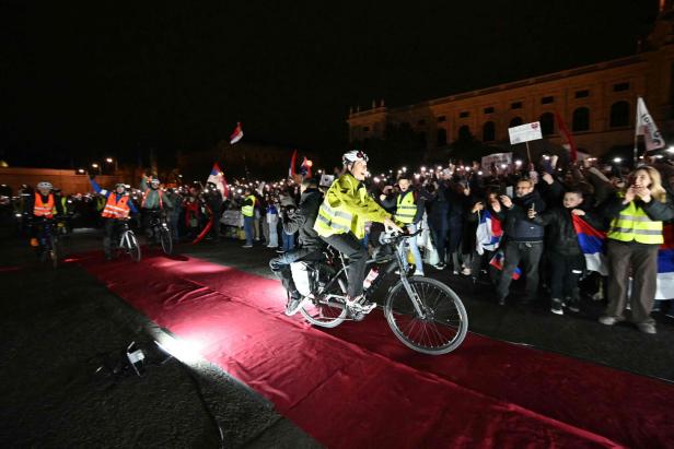 AUSTRIA-SERBIA-DEMONSTRATION-STUDENTS-CORRUPTION Serbischer Protest in Wien: Lichtermeer bei Raddemo
