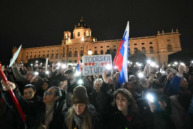 AUSTRIA-SERBIA-DEMONSTRATION-STUDENTS-CORRUPTION Serbischer Protest in Wien: Lichtermeer bei Raddemo