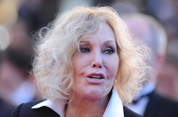 Nahaufnahme von Kim Novak mit blond gelocktem Haar.