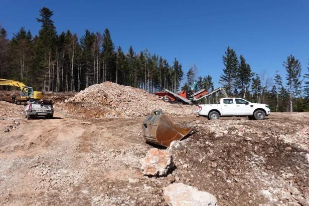 Bagger im Naturpark: Parkplatzsorge auf der Hohen Wand