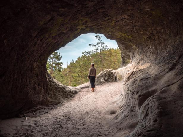 Eine Person betritt eine Höhle.