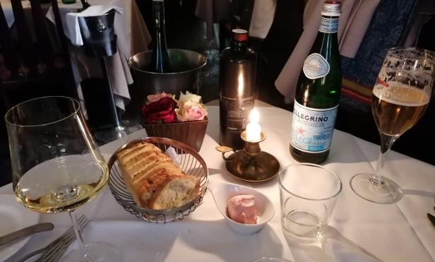 Kleiner griechischer Fels in der Brandung am Linzer Hofberg