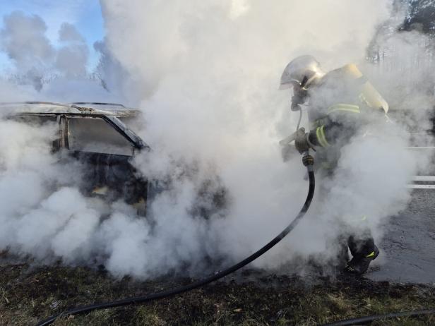 Schock am Steuer: Wagen fing während der Fahrt auf S6 Feuer