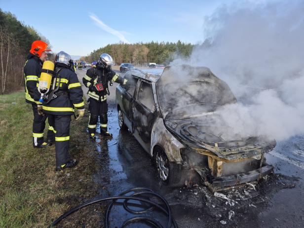 Schock am Steuer: Wagen fing während der Fahrt auf S6 Feuer