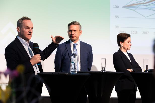 Diskutieren mit dem Wirtschaftsminister: Ausgabenbremse und gute Stimmung