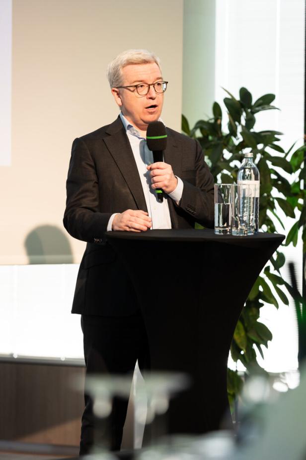 Diskutieren mit dem Wirtschaftsminister: Ausgabenbremse und gute Stimmung