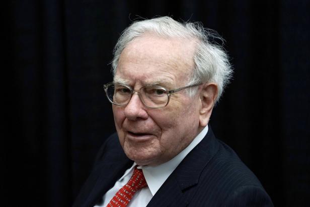 Berkshire Hathaway CEO Warren Buffett spielt Bridge während des jährlichen Berkshire-Treffens in Omaha.