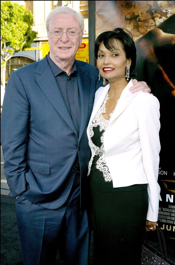 Michael Caine mit seiner Frau Shakira Baksh bei einer Filmpremiere.