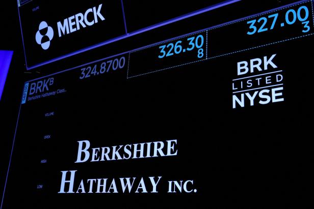 FILE PHOTO: Trading information and logo for Berkshire Hathaway are displayed on a screen on the floor of the NYSE in New York Börsen-Crash trifft Superreiche hart – nur einer profitiert