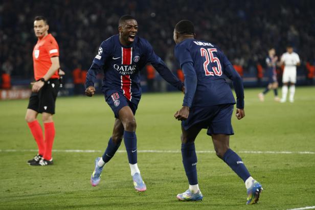 Fußballspieler von Paris Saint-Germain jubeln während eines Champions-League-Spiels.