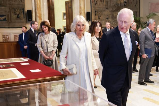 Das Königspaar bei seiner Ankunft im Parlament 20. Hochzeitstag: Königin Camilla sorgt für modischen Überraschungsmoment