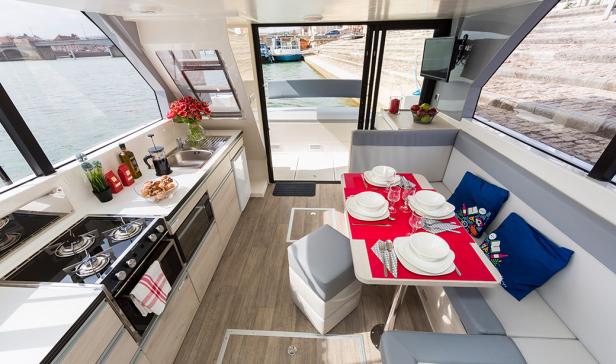 Eine Hausboot-Küche und -Esszimmer.