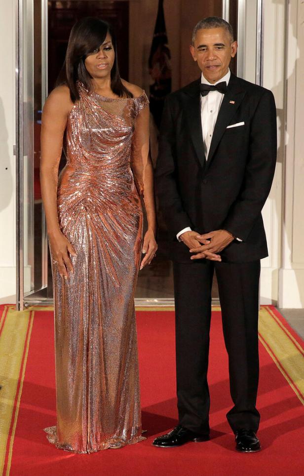 Michelle und Barack Obama posieren auf einem roten Teppich.