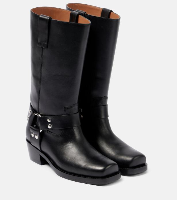 Ein Paar schwarze Lederreitstiefel mit quadratischer Spitze stehen nebeneinander.