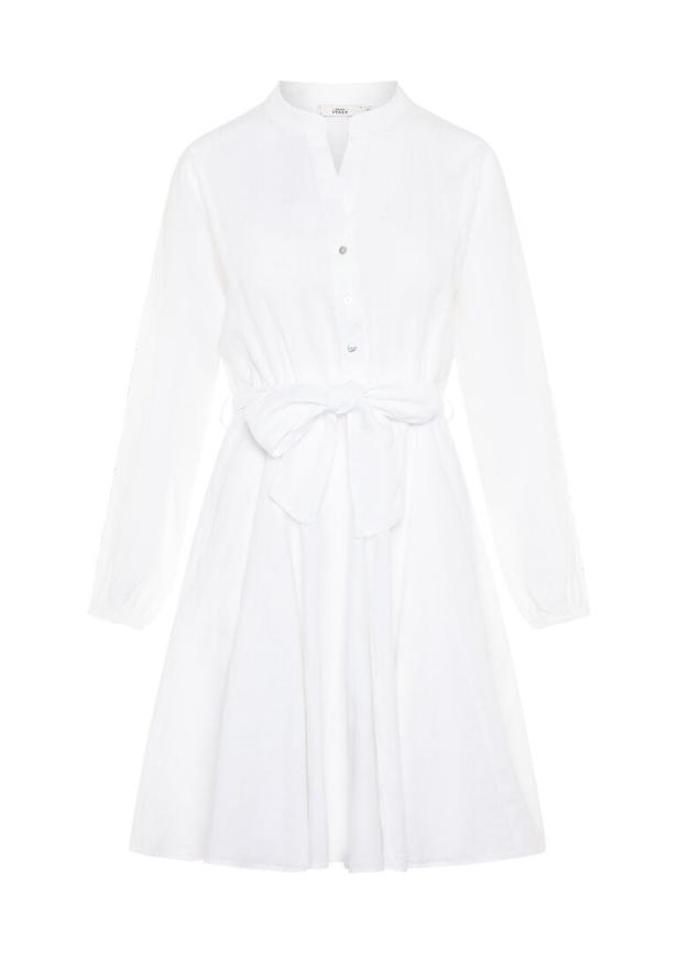 Ein weißes Hemdkleid mit langen Ärmeln und einem Bindegürtel in der Taille.