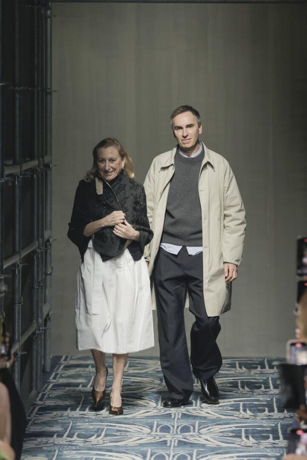 Miuccia Prada und Raf Simons auf dem Laufsteg nach einer Prada-Modenschau.