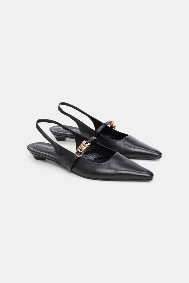 Zwei schwarze Slingpumps aus Leder mit goldenen Zierelementen.