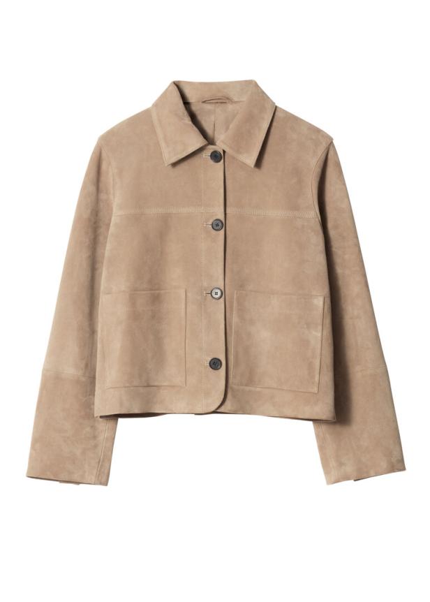 Eine hellbraune Wildlederjacke mit Knöpfen und aufgesetzten Taschen.