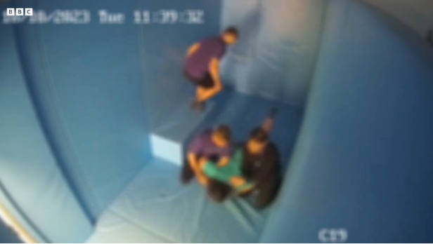 "Brutal": Aufregung um Video von Erziehern, die autistischen Burschen (12) fesseln