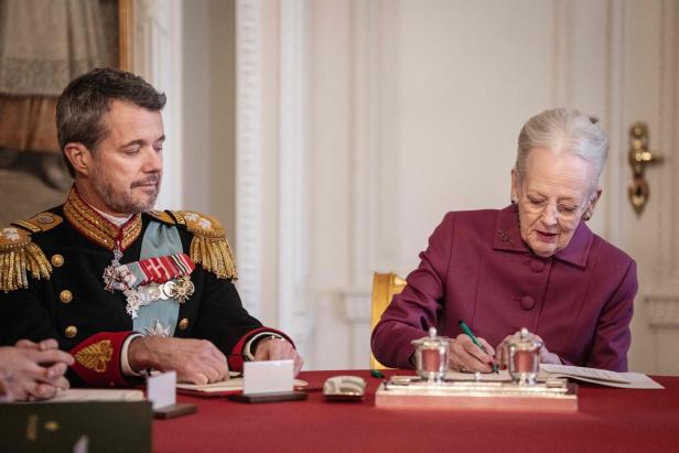 Margrethe unterzeichnete am 14. Jänner 2024 ihre Abdankungsurkunde. Neben ihr der neue König, Frederik X. Altkönigin Margrethe II.: Eine besondere Dänin wird 85