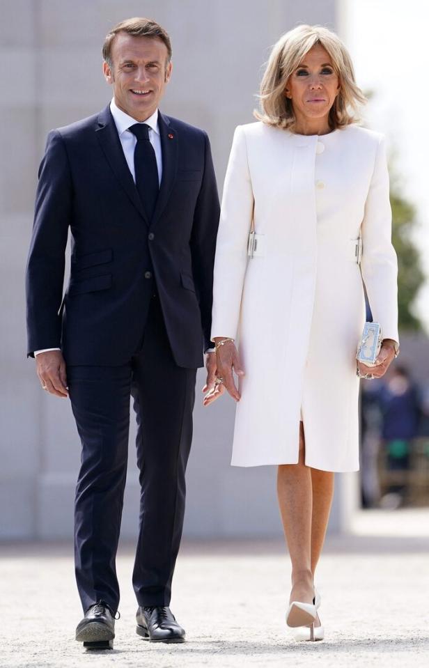 Emmanuel Macron und Brigitte Macron gehen zusammen.