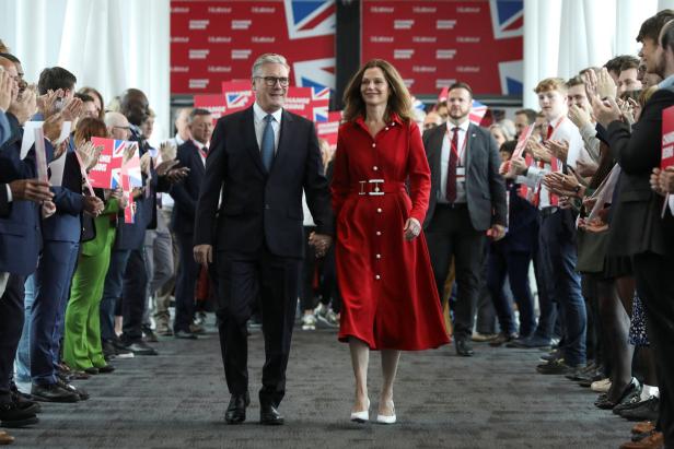 Keir Starmer und seine Frau gehen durch eine jubelnde Menge.